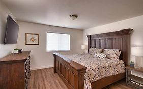 5K Top Floor Redcliff Condo, Pool & Hot Tub